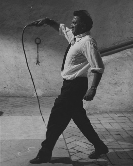 Фредерико Фелини   на съемках фильма «8 1/2» 1963