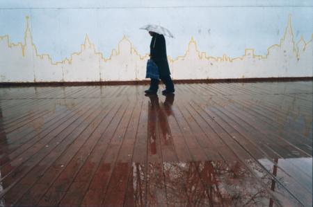 Георгий Первов.
Идущий под зонтом на фоне кардиограммы города (Totalrealism). 
28 апреля 2003. 
© Георгий Первов