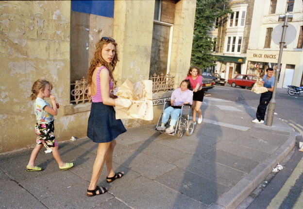 Tom Wood.
Pink top girl and chips, 1989.
Courtesy of artist and Eric Franck Fine Art.
© Tom Wood