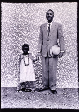 Seydou Keïta.
Sans titre, 1956-57.
Tirage argentique. 
© Keïta/IPM Courtesy CAAC-The Pigozzi Collection, Geneva