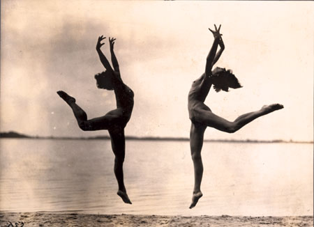 Герхард Рибике.
Две обнаженные в синхронном прыжке. 
1925. 
Галерея Бодо Ниман, Берлин