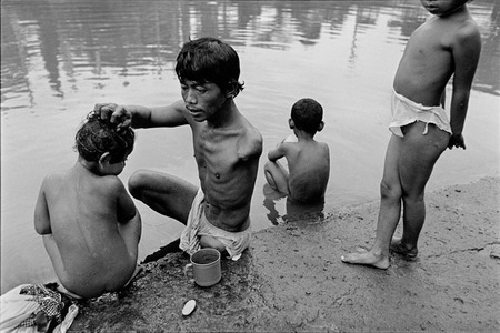 James Nachtwey.
A beggar washed his children in a polluted canal.
Indonesia.
1998