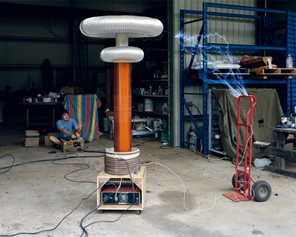 Mitch Epstein 
Chester Lowrey with Tesla Coil, Hawaii, 2008 
From the series American Power 
© Black River Productions, Ltd. / Mitch Epstein, courtesy Galerie Thomas Zander, Cologne