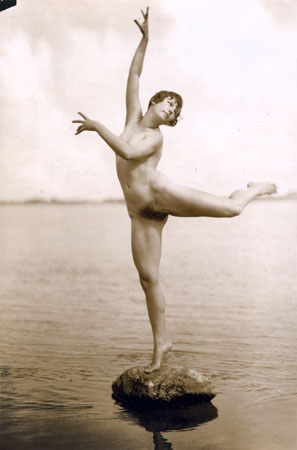 Герхард Рибике.
Обнаженная фигура, стоящая на одной ноге. 
1926. 
Галерея Бодо Ниман, Берлин