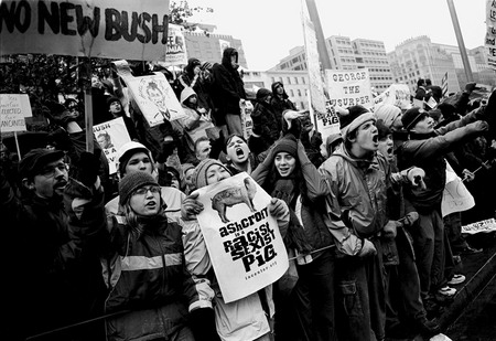 Энтони Сво.
Вашингтон, США. 
20 января 2001. 
Демонстрация протеста против инаугурации Президента США Джорджа Буша на площади Свободы. Машина Буша на авеню Пенсильвания 
Anthony Suau © 2001