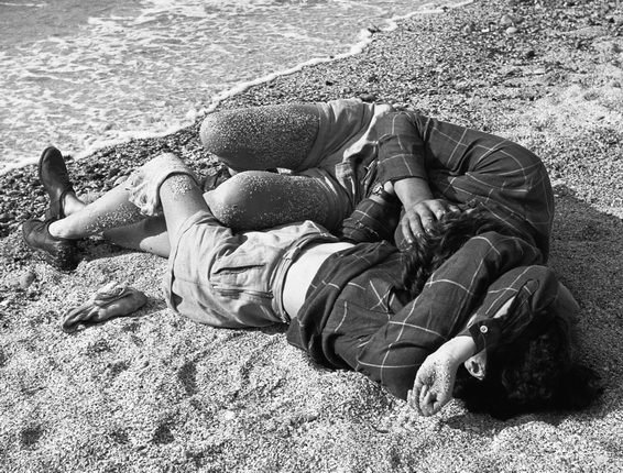 Пьер Жаме.
Влюбленные на пляже в Трувиле (Франция), 1954.
© Collection Corinne Jamet