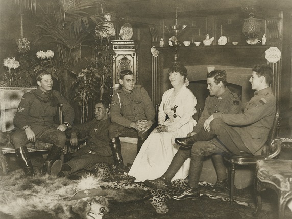 Неизвестный автор.

Ада Кроссли, известная австралийская певица (контральто), принимает в своем доме раненых ветеранов армейского корпуса Австралии и Новой Зеландии. Лондон, 1916-1918.