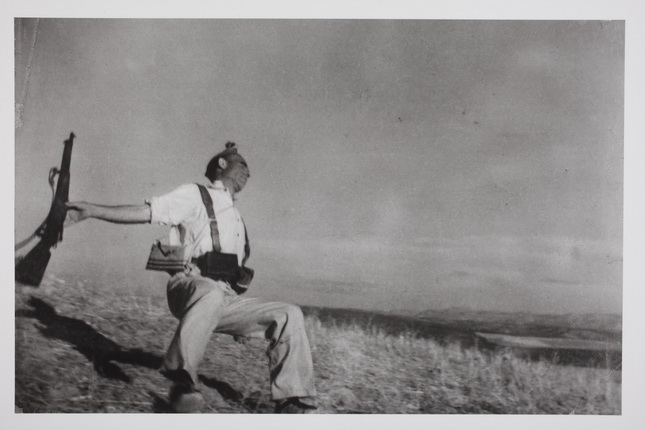 Роберт Капа.
Смерть республиканца.
Испания. 5 сентября 1936.
Photograph by Robert Capa. © International Center of Photography/Magnum – Collection of the Hungarian National Museum