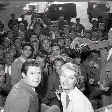 Софи Лорен, Марчелло Мастроянни и коллектив киностудии Cinecittà. 1956