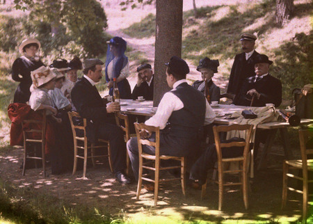 Lumiere.
Repas familial Lumiere en. 
1910. 
Louis Lumiere est assis pres de l’arbre, Auguste est debout avec une casquette. 
© Institut Lumiere, Famille Lumiere