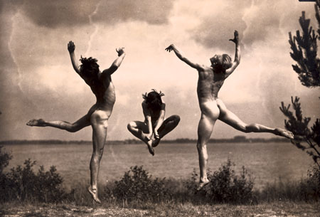 Герхард Рибике.
Три обнаженные фигуры в прыжке. 
1925. 
Галерея Бодо Ниман, Берлин