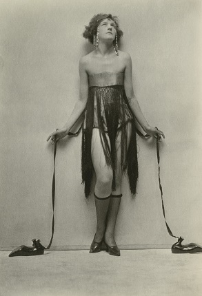 Чарльз Шелдон.
Рекламная фотография для Fox Shoes.
США, 1915-1920.