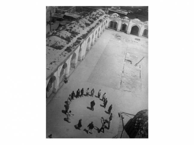 Аркадий Шайхет.
Волейбол во дворе мечети. Узбекистан, 1930.
Серебряно-желатиновый отпечаток.
Собрание Музея «Московский Дом фотографии»