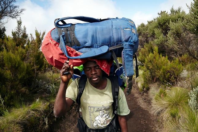 Стив Ремих.
Проводники во время восхождения несут большую часть груза, взятого с собой командой-покорителей Килиманджаро.
Июнь, 2014