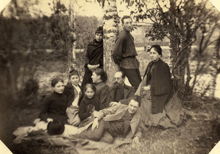 Семья Тютчевых и сестры Кристафович на острове мурановского пруда. 
1890. 
Фотография Артемьева