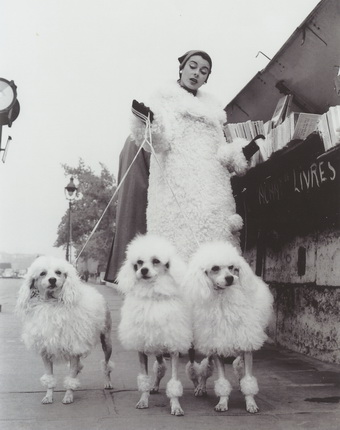 Пьер Була. У букинистов. Мари Шанталь в пальто от Fath.  1955 © Pierre Boulat/Cosmos