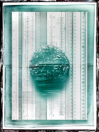 Катя Емельянова.
Из серии «Unlocked». #2.
2014.
220 х 170 см.
Смешанная техника: фотография, полиграфическая печать, свет, стальной каркас, прозрачное сито