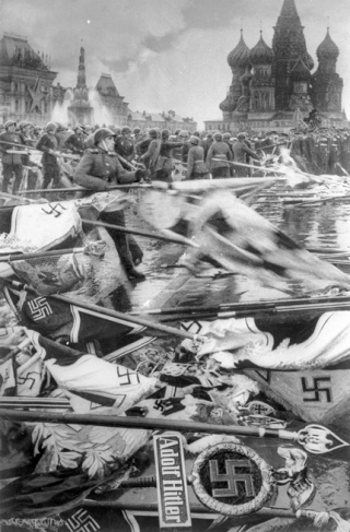 Солдаты бросают гитлеровские штандарты. Парад Победы. Москва. 24 июня 1945