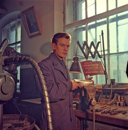 Semion Fridland.
Winner of socialist competition Stakhanovite V. I. Kravchenko – the best tool man in Leningrad.
1953.
“Ogonyok” archive
