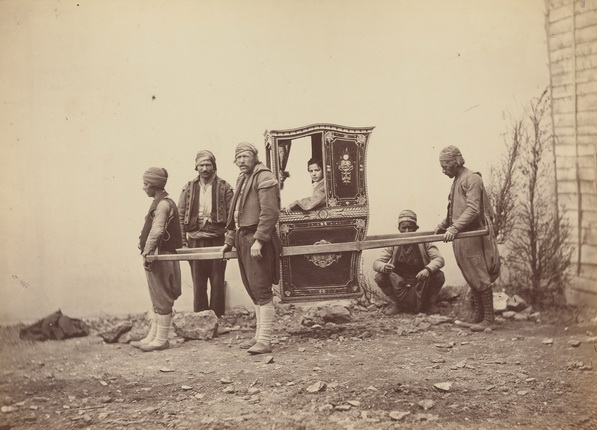 Братья Абдулла.
Турчанка в паланкине седан.
1865