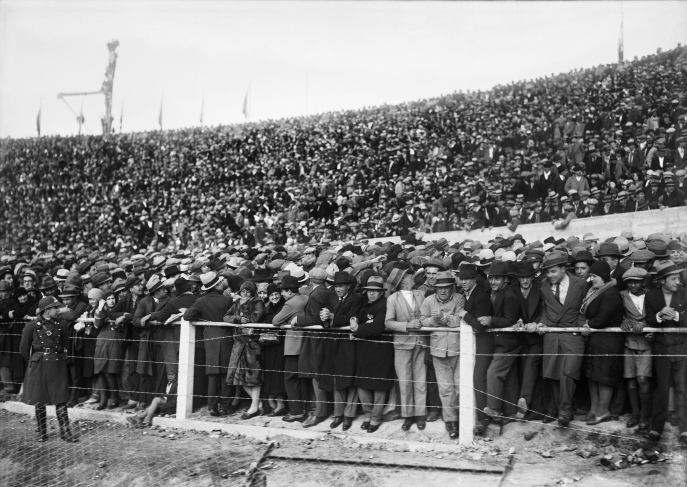 Публика на уклоне и на Трибуне Амстердам,  во время матча между Уругваем и Перу в день открытия Стадиона Сентенарио. 18 июля 1930 г.