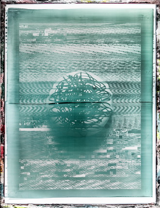 Катя Емельянова.
Из серии «Unlocked». #5.
2014.
220 х 170 см.
Смешанная техника: фотография, полиграфическая печать, свет, стальной каркас, прозрачное сито