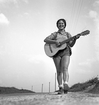 Pierre Jamet.
Dina jouant de la guitare, 1937.
© Collection Corinne Jamet