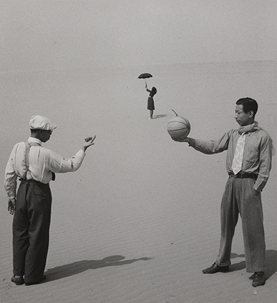 Shoji Ueda.
Ken Domon sur les dunes, 1949.
Collection Maison Européenne de la Photographie, Paris. Don de la société Dai Nippon Printing
Co., Ltd.
© Shoji Ueda Office