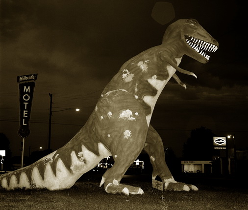 Стив Фитч.
Динозавр, 40-е Шоссе, Вернал, Юта, 1974.
© Steve Fitch / Предоставлено Галереей Роберта Коха, Сан-Франциско