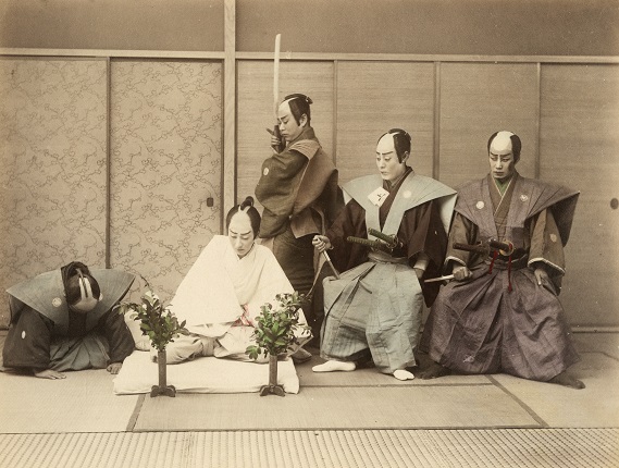 Адольфо Фарсари (?).
Театрализованная сцена сэппуку, ритуального самоубийства самурая путем вспарывания живота,
1890-е.
Альбуминовый отпечаток, раскраска.
Из собрания МАММ