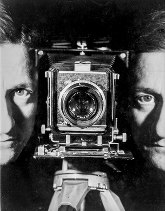 Erwin Blumenfeld.
Self-Portrait.
Paris, c. 1938.
Collection Helaine and Yorick Blumenfeld.
© The Estate of Erwin Blumenfeld