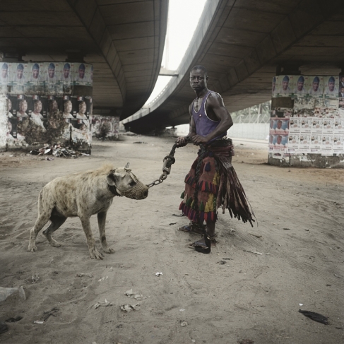 Питер Хьюго.
Абдуллахи Мохаммед и Майнасара. Лагос, Нигерия, 2007.
Из серии «Гиена и другие люди».
© Pieter Hugo