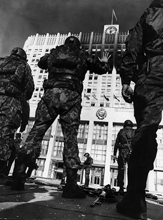 Eddie Opp / Kommersant.
Siege of the White House during the October
events of 1993 - attempts
coup d 'etat
the building of the Supreme Council. 10/04/1993.
Russia Moscow