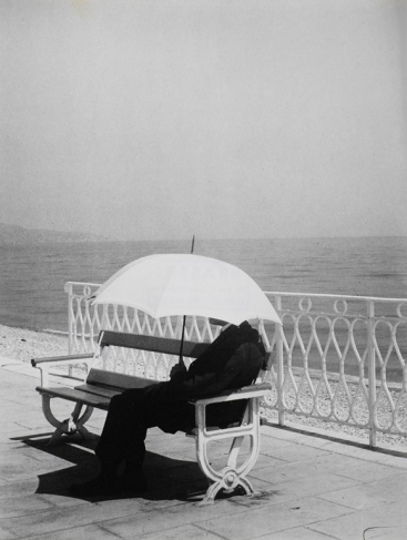 Брассай.
«Белый зонтик», 1943.
© Estate Brassaï-RMN