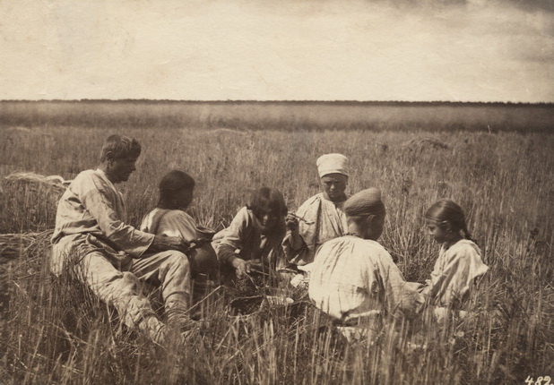William Carrick.
Peasant meal.
Simbirsk province.
1871.
Albumen print