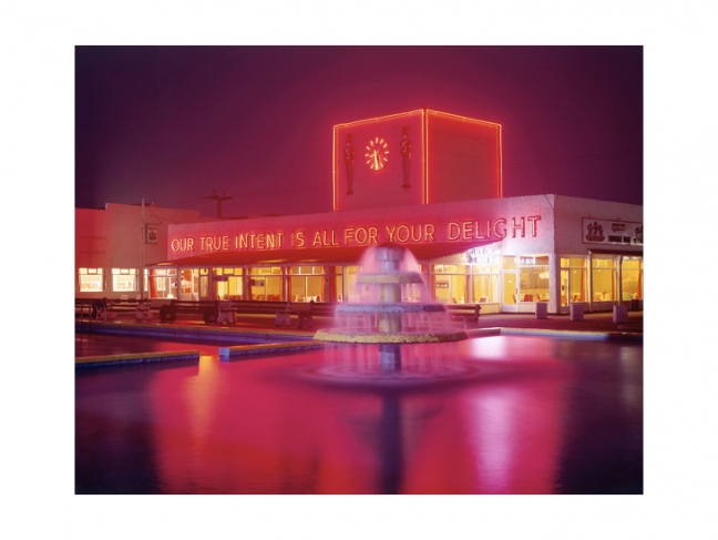 Дэвид Ноубл. Центр отдыха «Батлинленд Скегнесс». Вид ночью. 1967—1972 © John Hinde Archive