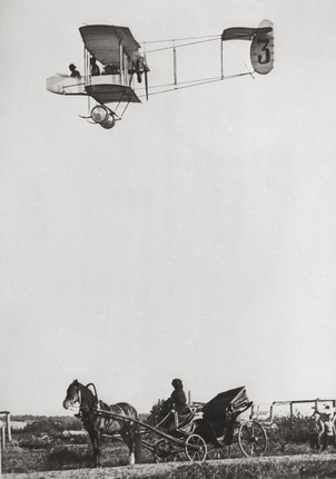 Неизвестный фотограф.
Биплан «Фарман» и легковой извозчик на корпусном аэродроме. 1911.
Собрание МАММ