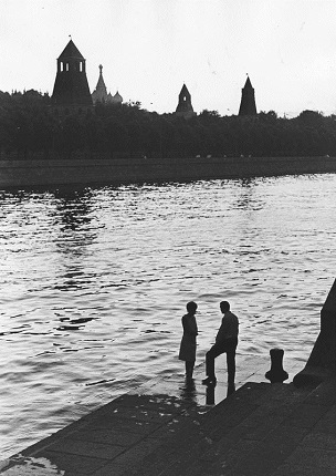 By the river. Moscow, Kremlin embankment, 1966. Silver-gelatin imprint. Collection of MAMM