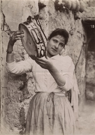 Edizione Esposito.
Neapolitan lady.
Naples.
1870s