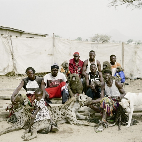 Питер Хьюго.
Укротители гиен из Абуджи. Нигерия, 2005.
Из серии «Гиена и другие люди».
© Pieter Hugo