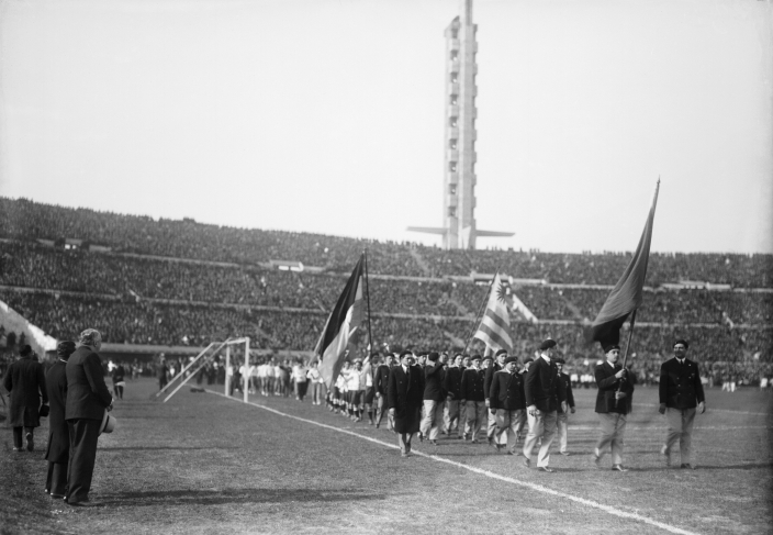 Торжественная церемония открытия стадиона Сентенарио. Парад  делегаций. В глубине: Олимпийская Трибуна и Башня Чести.
18 июля 1930 года.