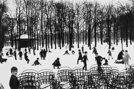 Edouard Boubat.
Jardin de Luxembourg, premiere neige, Paris. 
1956. 
Collection de la Maison Europeenne de la Photographie, Paris