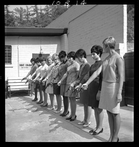 Неизвестный автор.
Женщины-полицейские тренируются в стрельбе в тире. Девушки-инспекторы по оружию с оружием.
08.10.1968.
Серебряно-желатиновый отпечаток.
Предоставлено Фототекой Лос-Анджелеса