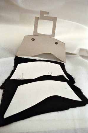 Франсуаза Югье.
В ателье Берто, изготовление сумки для Кристиана Лакруа. 
Июль 1991. 
© Francoise Huguier. 
Собрание автора, Париж