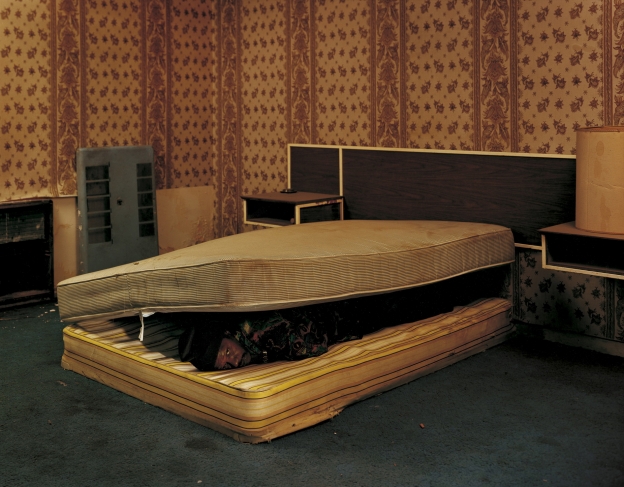 Taryn Simon.
Larry Mayes.
Scene of arrest, The Royal Inn, Gary, Indiana, Police found Mayes hiding beneath a mattress in this room. Served 18.5 years of an 80-year sentence for Rape, Robbery and Unlawful Deviate Conduct. 2002.
Chromogenic print.
48 x 62 in.
© Taryn Simon. Courtesy Gagosian Gallery