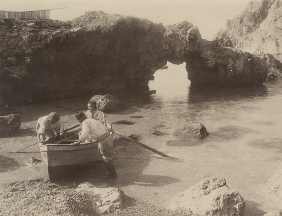 Giacomo Brogi.
Fishermen on the beach of the Marina Piccola.
Capri.
1900s