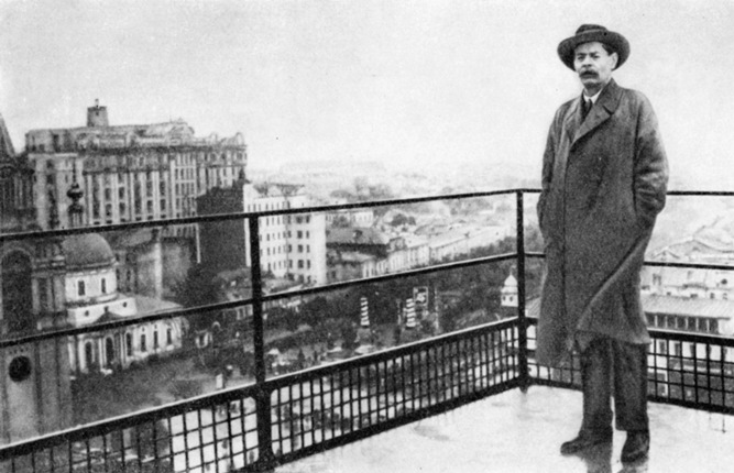 Николай Петров
Максим Горький на крыше здания  