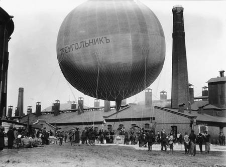 Karl Bulla.
The All-Russia holiday of aeronautics. A balloon before flight. 
September 8, 1910. 
Collection of the Central state archive film-photo-audio-documents, Saint-Petersburg
