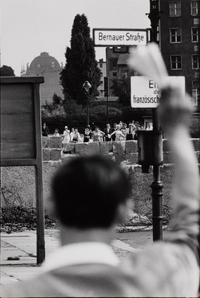 Рене Бурри.
Западный Берлин, строительство стены.
ФРГ, 1961 г. 
Серебряно-желатиновая печать