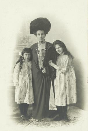 Неизвестный автор.
Зинаида Григорьевна Морозова с дочерьми Марией и Люлютой. 
1900-е